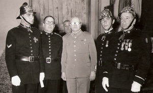 Chefe Simão e Chefe Barros (Condecoração em 20 de Outubro de 1954)