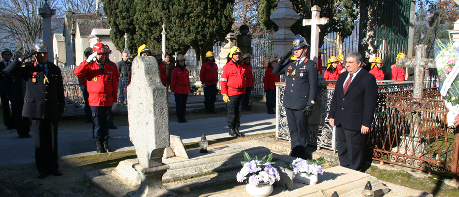 Homenagem aos Bombeiros falecidos no cemitério de S. Dinis.