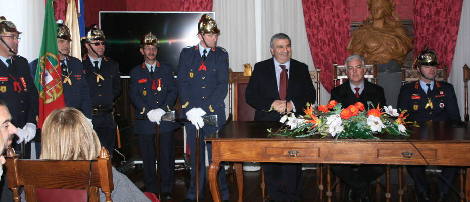 Receção aos Bombeiros da Cruz Verde no interior da Câmara Municipal de Vila Real.