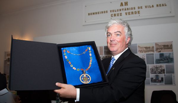Colar de Mérito - Grau Ouro entregue Câmara Municipal de Vila Real, recebido pelo autarca Engº Rui Santos 