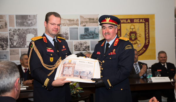 Diploma de Honra entregue pelo Comandante Miguel Fonseca (à esquerda) ao Adjunto de Comando Joaquim de Carvalho (à direita)